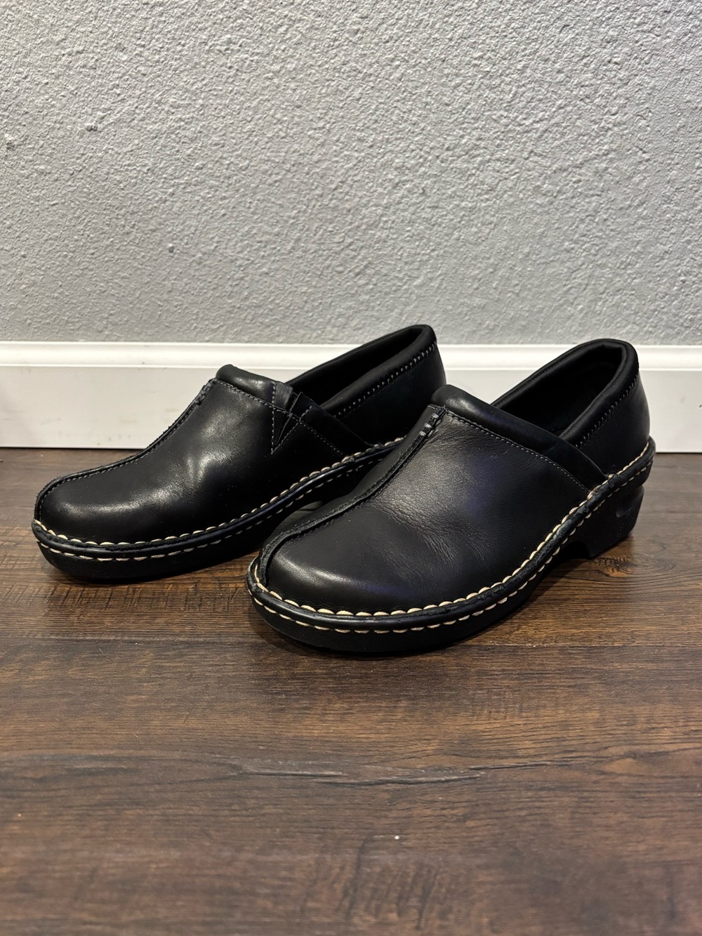 Eastland Black Leather Slip-On Clogs with Contrast Stitching